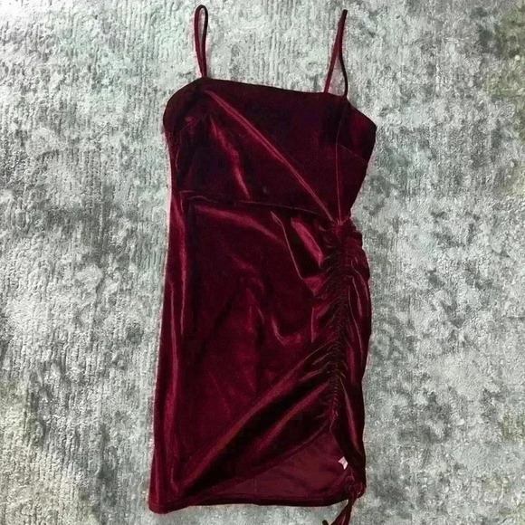 Windsor Maroon Velvet Rouched Formal Dress - Picture 4 of 8